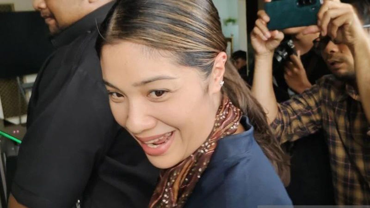 Istri Nadiem Ikut Dampingi Suaminya Saat Dilimpahkan ke Kejari Jakpus