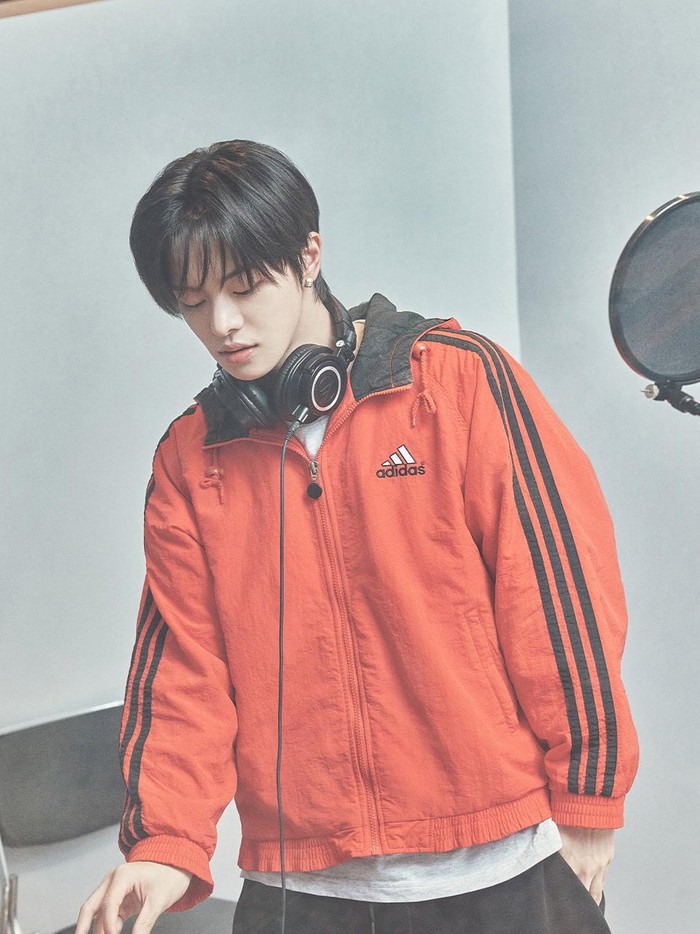 Sejak usia muda, Lee Leo atau akrab dipanggil Leo telah mengembangkan minat bermusiknya. Bahkan, pria yang berasal dari Sydney tersebut rela pindah ke Korea Selatan sendirian di usia 17 tahun untuk berlatih menjadi seorang penyanyi.

Hingga akhirnya Leo diperkenalkan sebagai member pertama Trainee A.