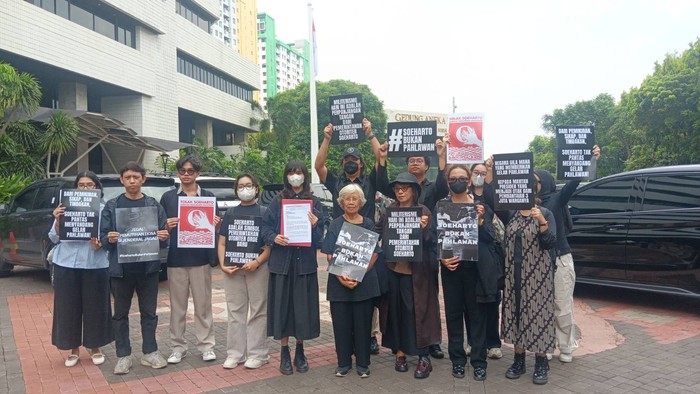 Sejumlah pihak menentang keras usulan Soeharto menjadi pahlawan nasional tahun ini. Alasannya, ada banyak peristiwa dan kebijakan di era kepemimpinan Soeharto yang dinilai menimbulkan sejarah kelam di Indonesia.