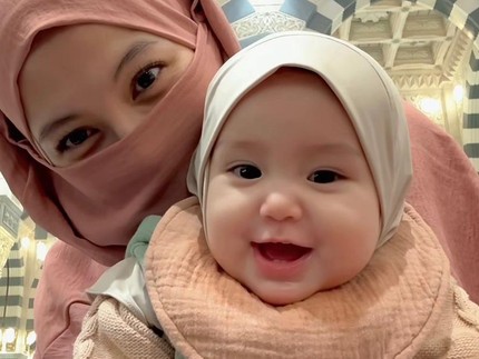 Momen Aulia Anak Alyssa Soebandono Minta Pakai Hijab di Usia 1,5 Tahun, Intip Potret Gemasnya