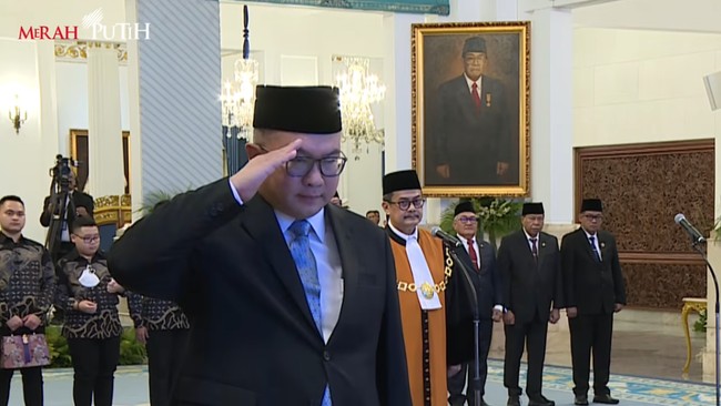 Presiden Prabowo Subianto resmi melantik Arif Satria sebagai Kepala BRIN, di Kompleks Istana Kepresidenan, Jakarta, Senin (10/11). Simak profilnya.