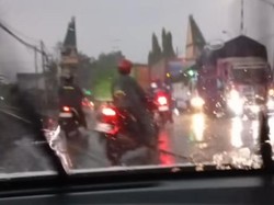 Waspada! Banyak Motor Jatuh di Pelintasan KA Latek Bangil Setelah Hujan