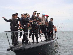 Peringati Hari Pahlawan, Polres Kepulauan Seribu Tabur Bunga di Lautan