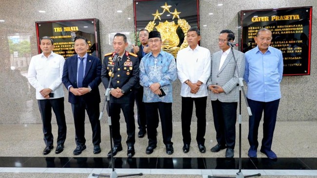 Komisi Percepatan Reformasi Polri menggelar rapat perdana, Kapolri Sigit menegaskan komitmen Polri untuk terbuka terhadap kritik demi perbaikan kinerja.