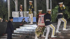 FOTO: Momen Prabowo Pimpin Upacara Ziarah Nasional Hari Pahlawan