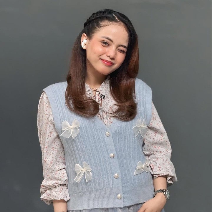 <p>Hingga kini, Putri belum mengetahui jenis kelamin anak pertamanya. Putri dan suami tampaknya sepakat untuk tidak buru-buru mengetahui jenis kelamin calon anak pertama mereka meski dokter sudah bisa melihatnya melalui pemeriksaan USG. "Dokternya sudah bilang, mau tahu enggak? Aku bilang tahan dulu dok, nanti saja," ungkap Putri. (Foto: Instagran @putriisnari3)</p>