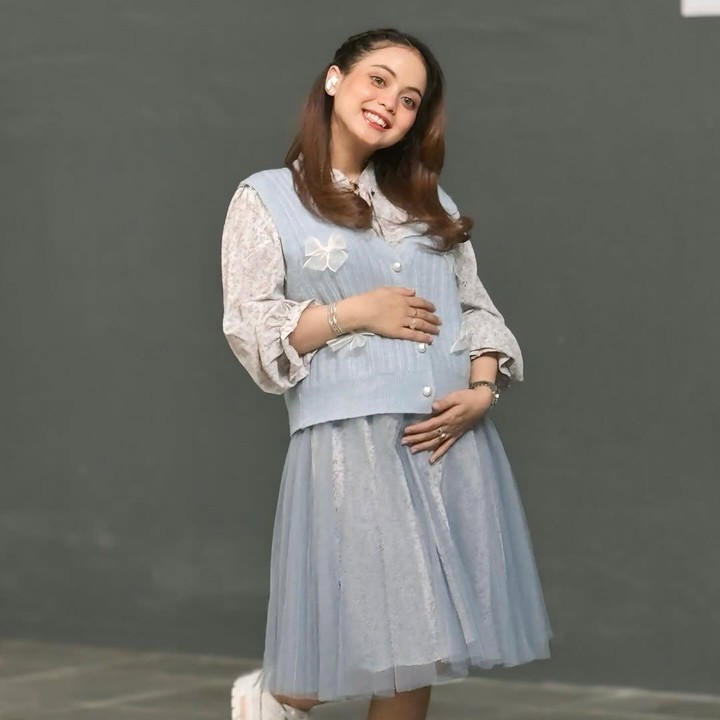 <p>Dalam acara <em>FYP</em> di Trans7, Putri sempat mengungkap perubahan yang dialaminya selama hamil anak pertama ini. Perempuan 21 tahun ini mengaku tidak mengalami ngidam apa pun, namun <em>mood</em>-nya jadi sering sensiif saat hamil, Bunda. "Ngidam tuh enggak ada sama sekali, kayak yang pokoknya harus ada makanan ini atau mual-mual enggak ada sama sekali. Tapi aku sensitif banget, jadi kayak <em>mood swing</em>," kata Putri. (Foto: Instagran @putriisnari3)</p>