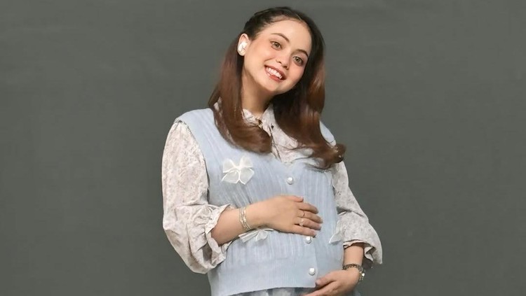 Putri Isnari Hamil