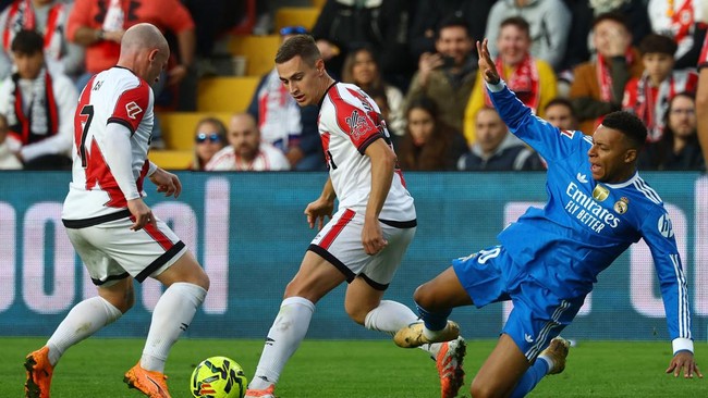 Real Madrid memberi celah ke Barcelona usai bermain imbang tanpa gol pada pekan ke-12 Liga Spanyol di Estadio de Vallecas, Minggu (9/11).