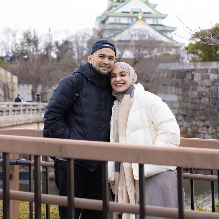 <p>Shireen juga mengucapkan rasa terima kasih kepada suami karena selama ini sudah mau berjuang bersama menghadapi segala masalah tanpa saling menunjuk kesalahan. "Dan sama sama berusaha, berjuang untuk memahami. Kalo kita itu partner bukan musuh, yang kalo ribut berusaha cari siapa menang atau kalah. Tapi siapa yang bisa menenangkan lalu intropeksi untuk kebaikan bersama karena kita cuma manusia biasa yang tempatnya salah. Yang memiliki cita cita bertemu wajah Allah," ujar Shireen. (Foto: Instagram @shireensungkar/ @teukuwisnu)</p>