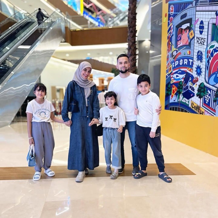 <p>Di akhir unggahan, Shireen berdoa agar rumah tangganya dengan Teuku Wisnu selalu dilindungi oleh Sang Pencipta. "Semoga Allah jaga semoga Allah tolong. Karena rumah tangga walau indah tapi gak mudah. Butuh banget pertolongan Allah," tulisnya. Perlu diketahui, dari pernikahan dengan Teuku Wisnu, Shireen Sungkar dikaruniai tiga anak, yakni Teuku Adam Alfatih, Cut Hawa Medina Alfatih, dan Cut Shafiyyah Mecca Alfatih. Sejak menikah, rumah tangga Shireen dan Teuku Wisnu jauh dari gosip miring&nbsp;hingga keduanya pun kerap dijuluki <em>couple goals</em> oleh netizen. (Foto: Instagram @shireensungkar/ @teukuwisnu)</p>