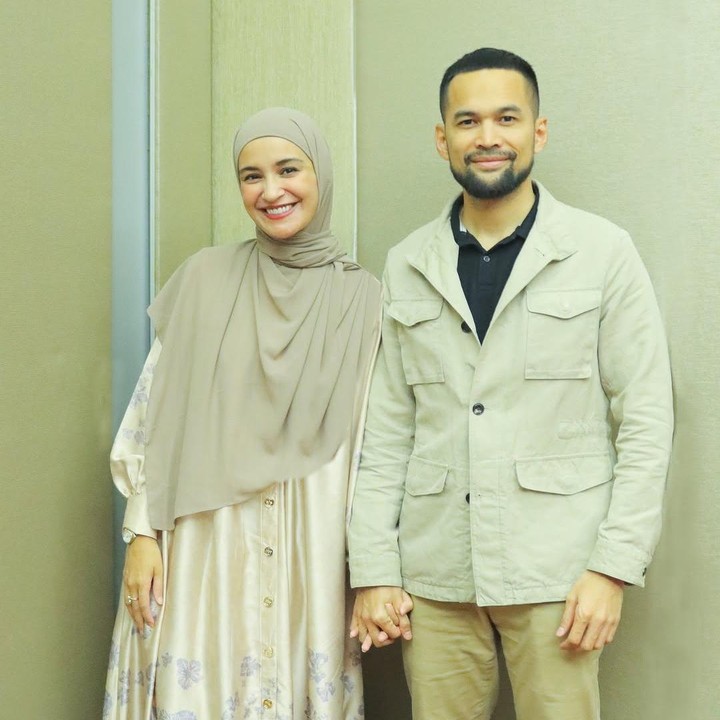 <p>Pasangan Teuku Wisnu dan Shireen Sungkar resmi menikah pada 17 November 2013. Jelang hari ulang tahun pernikahan ke-12, Shireen membagikan momen bahagia kebersamaannya dengan sang suami di Intagram. Bunda tiga anak ini juga mencurahkan isi hatinya untuk sang suami. (Foto: Instagram @shireensungkar/ @teukuwisnu)</p>