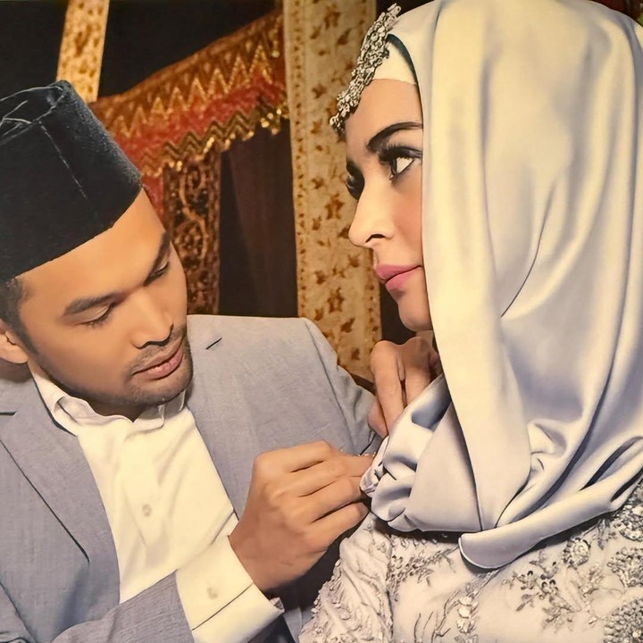 <p>Dalam video yang diunggahnya, Shireen mem-<em>posting</em> potongan momen pernikahannya dengan Teuku Wisnu. Shireen kemudian menulis <em>caption</em> penuh makna di mana ia mengungkap suka duka menjalani pernikahan selama 12 tahun bersama Teuku Wisnu. "<em>MasyaaAllah tabarakallah</em>. 12 tahun bukan yang mudah. Tapi pertolongan Allah itu besar," tulis Shireen. (Foto: Instagram @shireensungkar/ @teukuwisnu)</p>