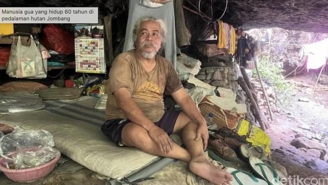 Mbah Darmaji hidup di Gua Anggas Wesi di Jombang sejak 1983. Kehidupannya sangat tertutup. Sesekali ia menerima tamu atau penduduk yang memberinya makan.