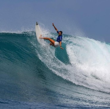 Potret Suri Jabrik, Keponakan Luna Maya yang Jago Surfing