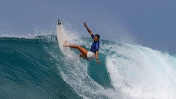 Potret Suri Jabrik, Keponakan Luna Maya yang Jago Surfing