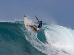 Potret Suri Jabrik, Keponakan Luna Maya yang Jago Surfing