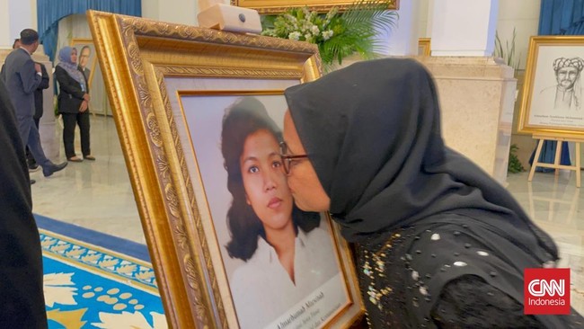 Suasana haru menyelimuti Istana Negara saat Marsinah, aktivis buruh, dianugerahi gelar pahlawan nasional. Adiknya, Wijiati, tak kuasa menahan tangis.