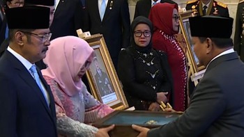 Momen Prabowo Anugerahi Soeharto, Gus Dur & Marsinah Pahlawan Nasional