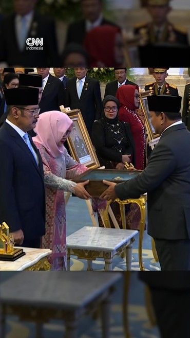 Momen Prabowo Anugerahi Soeharto, Gus Dur & Marsinah Pahlawan Nasional