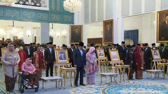 Presiden RI Prabowo Subianto menganugerahkan gelar pahlawan nasional bagi sepuluh tokoh dari berbagai daerah di Istana Negara, Jakarta, Senin (10/11).