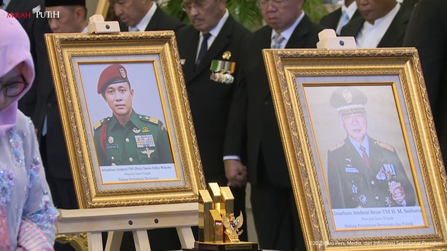 Presiden RI Prabowo Subianto menganugerahkan gelar pahlawan nasional bagi sepuluh tokoh salah satunya kepada Sarwo Edhi Wibowo, mertua Presiden SBY.