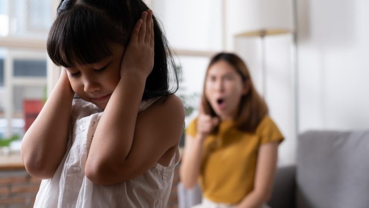 3 Dampak Membentak Anak Usia Dini, Bisa Bikin Si Kecil Sulit Percaya Diri