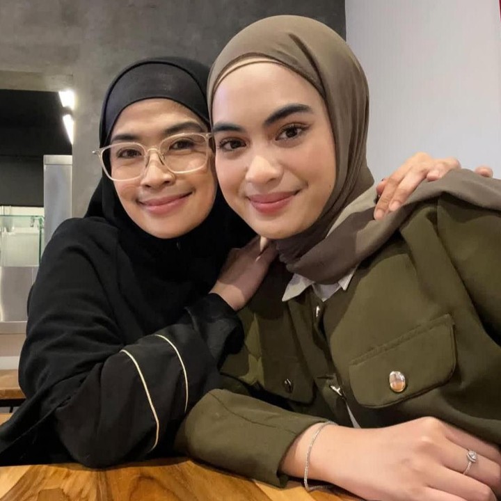 <p>Tak hanya pintar saja, putri Yulia Rachman ini juga memiliki paras yang cantik mewarisi pesona dari sang Bunda. Di usianya yang kini sudah gadis, Kayla memiliki hubungan yang sangat dekat dengan sang Bunda. Seperti dalam potretnya ini saat mereka sedang menikmati <em>quality time</em> bersama. (Foto: Instagram @yuliarachman_dearblack.id)</p>