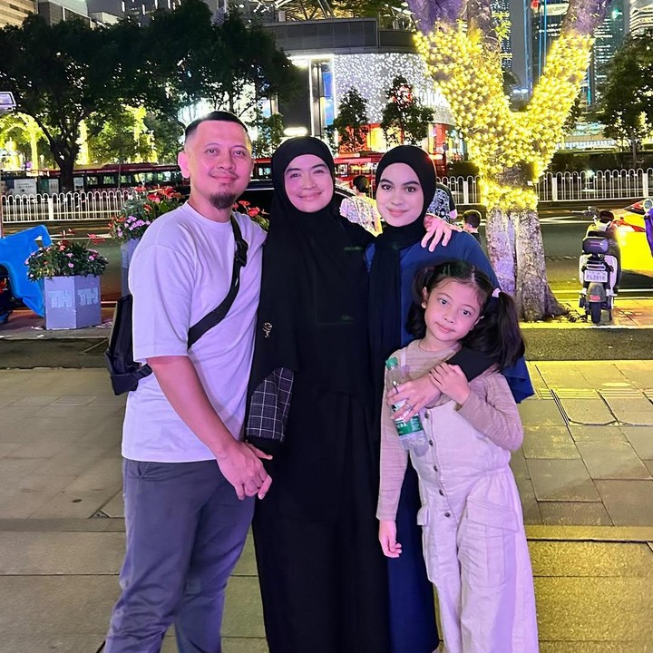 <p>Kayla Aura Fabhian merupakan putri dari artis Yulia Rachman. Perempuan yang akrab disapa Kayla ini merupakan anak Yulia Rachman dari pernikahan sebelumnya dengan Luvi Triadi. Kini, sang Bunda telah menikah dan membina rumah tangga bersama Alzipco Hefzi.&nbsp;(Foto: Instagram @yuliarachman_dearblack.id)</p>