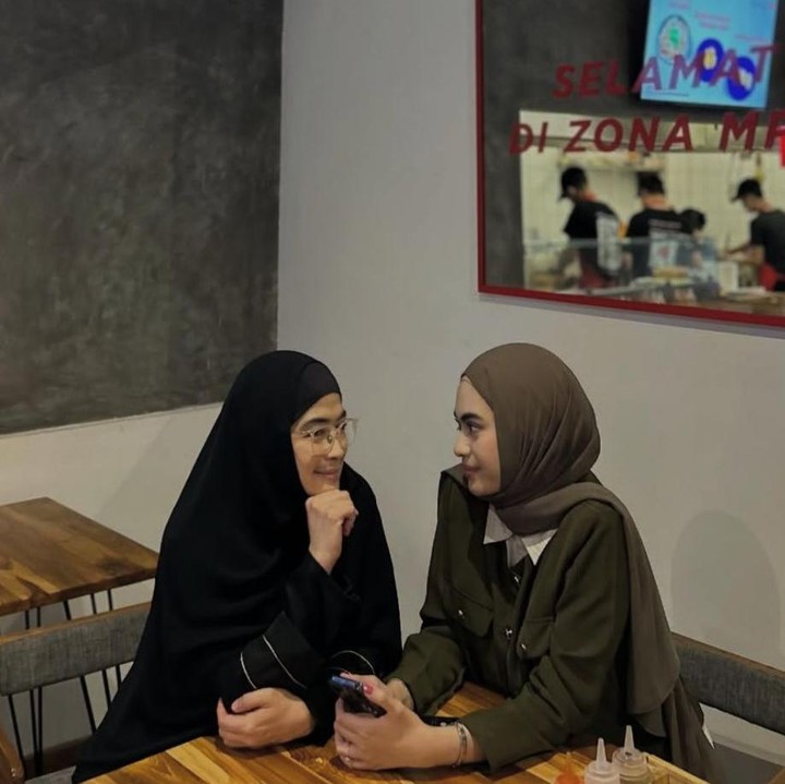 <p>Ini terbilang menjadi momen langka, karena Yulia terbilang jarang mengekpose kehidupannya bersama keluarga. Termasuk kedekatannya dengan sang putri tercinta. (Foto: Instagram @yuliarachman_dearblack.id)</p>