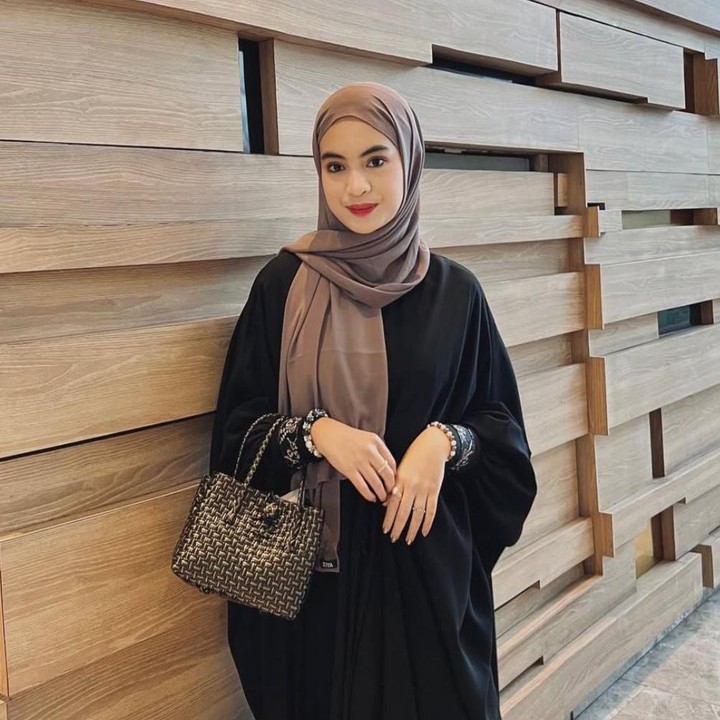 <p>Di kolom komentar unggahan, banyak netizen yang memuji kecantikan Kayla. Tak sedikit pula yang menilai bahwa wajah Kayla&nbsp;tampak begitu mirip dengan sang Bunda, seperti dari akun Instagram <em>@hen***</em> yang menulis, "<em>Masyaa Allah</em> cantik 11,12 sm bundanya,". "Cantikku," kata <em>@and***.</em> "<em>Sooo prettyyy</em>," tambah <em>@bin***</em>. (Foto: Instagram @kaylauraa)</p>