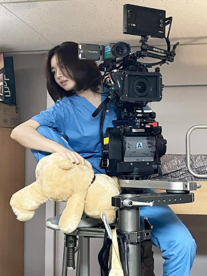 Hospital Playlist menceritakan tentang lima dokter yang merupakan sahabat dekat dan menampilkan kisah sehari-hari di sebuah rumah sakit. Dalam drakor tersebut, Ahn Eun Jin berperan sebagai Chu Min Ha, seorang residen obstetri dan ginekologi.