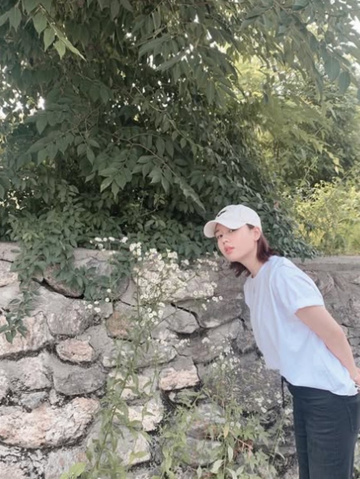 Dalam sebuah wawancara, Ahn Eun Jin bercerita bahwa ia sering menghabiskan waktu menonton grup K-pop di YouTube.