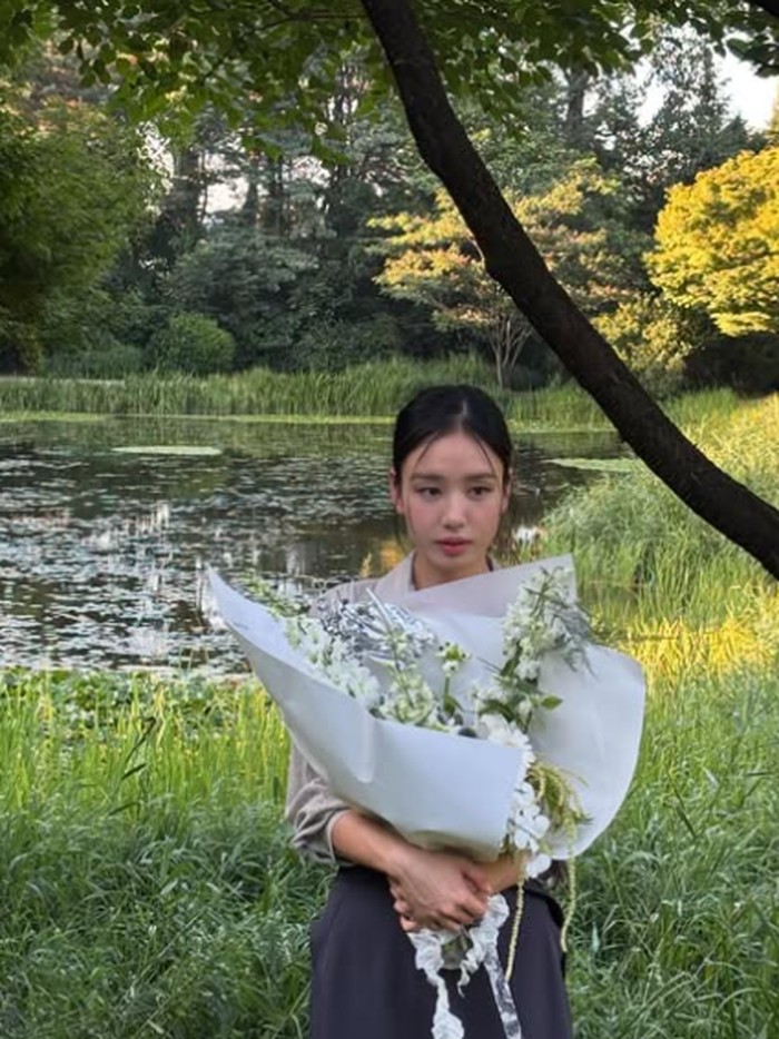 Sebelum tertarik pada dunia akting, Ahn Eun Jin gemar menari dan bernyanyi sejak kecil.