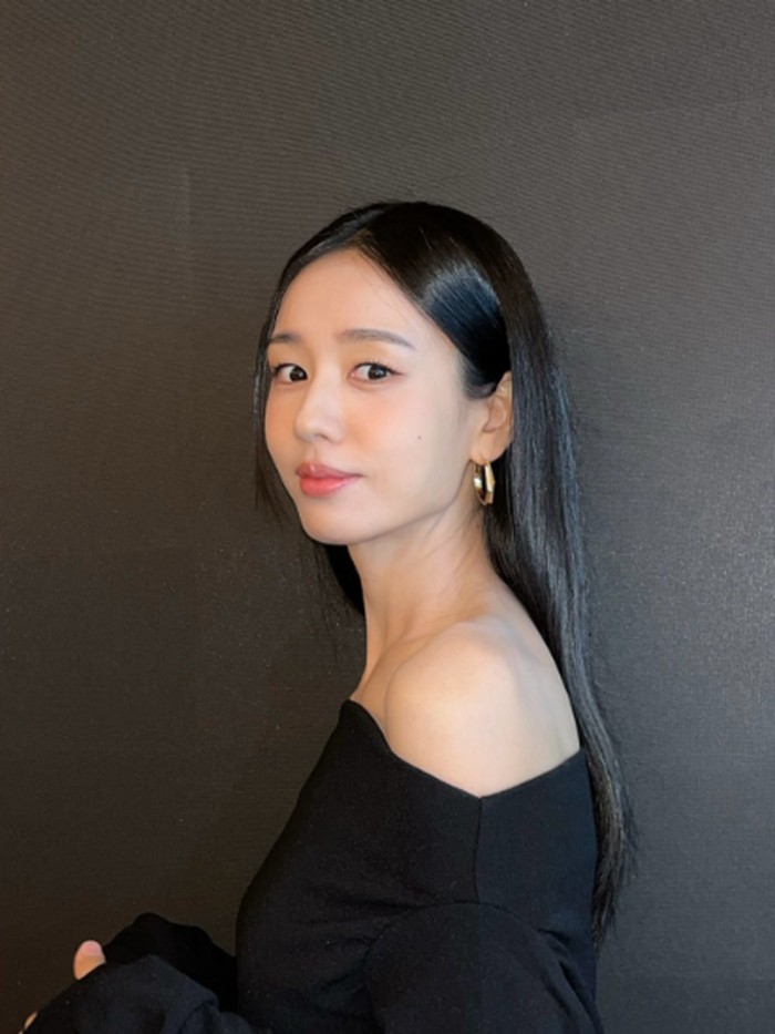 Dalam wawancaranya bersama Ten Asia, Ahn Eun Jin menceritakan bagaimana ia memutuskan untuk menekuni dunia akting. Saat SMP, ia menyadari karier impiannya setelah menonton pertunjukan sekolah.