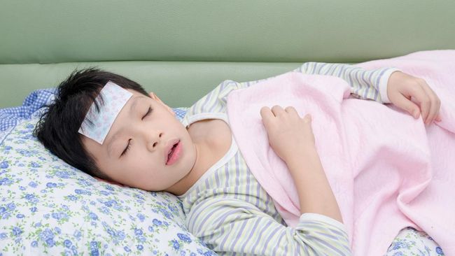 9 Ciri Anak Demam karena Kecapekan dan Cara Mengatasinya