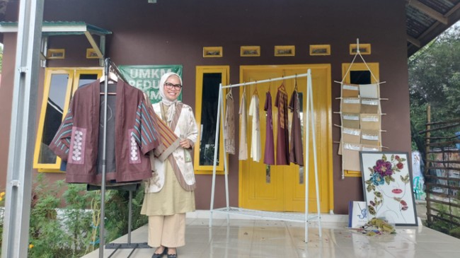 Bank Indonesia mendorong UMKM di Gorontalo naik kelas melalui pembinaan, akses pasar, dan inovasi produk, TIAR Handycraft dan Bilal Mekar Snack contoh sukses.