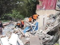 Rumah 2 Lantai Tiba-tiba Ambruk di Sukabumi, Warga Dengar Suara Gemuruh