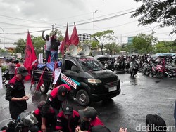Demo Buruh di Depan Kantor Gubernur Sulsel, Lalin Urip Sumoharjo Macet