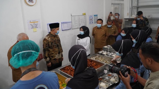 Wakil Ketua DPD, Tamsil Linrung, menilai pencapaian 50% penerima manfaat Program Makan Bergizi Gratis penting untuk kemandirian pangan daerah.