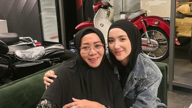 Erica Putri bahagia menjalani kehamilan calon anak kedua karena didampingi sang bunda yang selalu mendukungnya. Simak yuk Bunda ulasan selengkapnya berikut.
