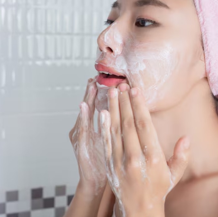 Facial foam wajib dipakai sebelum dan sesudah beraktivitas di udara dingin. Facial foam membersihkan wajah dari debu dan make up/Foto: freepik.com/jcomp