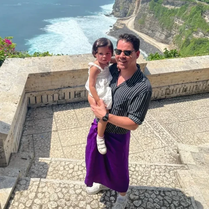 <p>Dalam salah satu potret yang diunggah, Gracia Indri membagikan momen kebersaman suami dan anak perempuannya. Tampak Si Kecil Nova digendong oleh sang Ayah.&nbsp;Keduanya kompak berpose dengan latar pantai yang indah. (Foto: Instagram @graciaz14)</p>