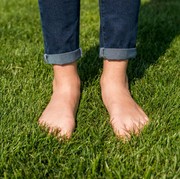 Mengenal Grounding, Teknik Sederhana yang Bisa Bikin Tubuh dan Pikiran Lebih Sehat