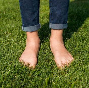 Mengenal Grounding, Teknik Sederhana yang Bisa Bikin Tubuh dan Pikiran Lebih Sehat