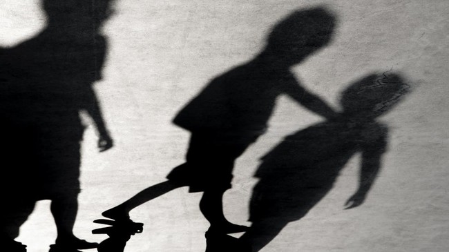 Kepolisian membenarkan kejadian dalam video viral tentang sebuah mobil menabrak sejumlah anak yang sedang bermain di Jakarta Timur.