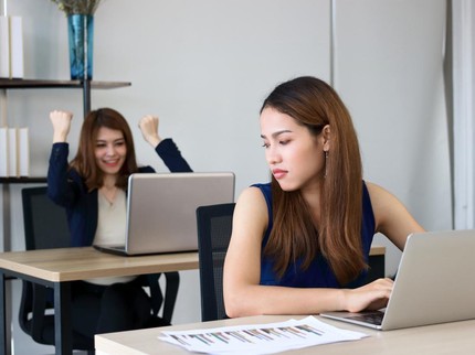 11 Kalimat yang Diucapkan Orang Iri Dengki saat Berbicara