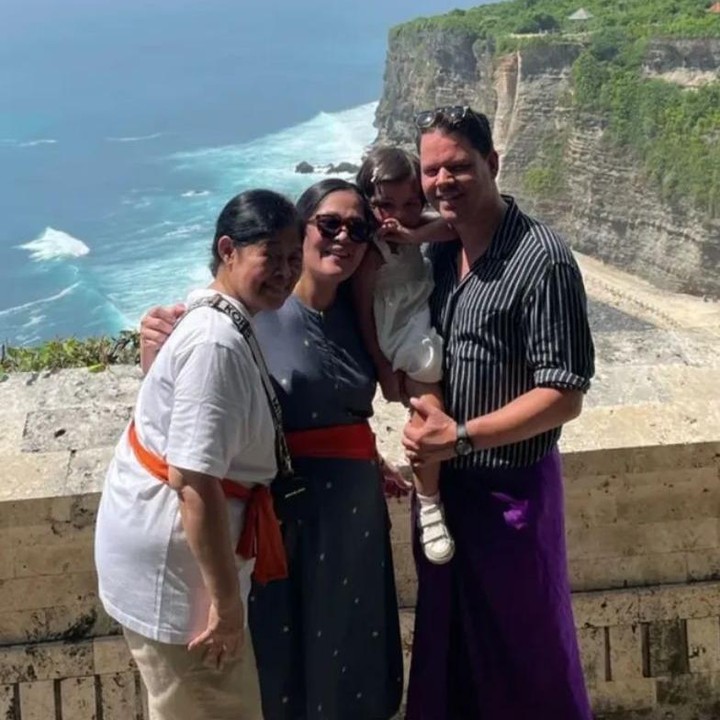 <p>Liburannya kali ini terasa begitu menyenangkan bagi Gracia. Tidak hanya ditemani suami bulenya, Jeffrey Slijpen dan sang putri, Nova Lynn Slijpen, ibunda Gracia juga diajak untuk menikmati keindahan pantai di Bali. Keseruan itu pun dibagikan langsung oleh Gracia melalui akun Instagramnya. (Foto: Instagram @graciaz14)</p>