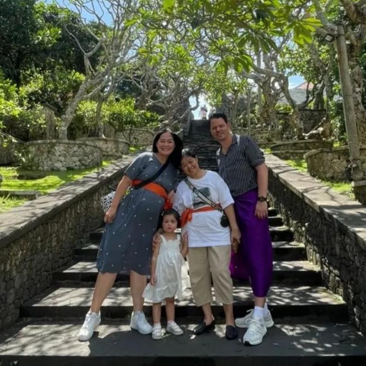 <p>Bunda satu anak ini mengeksplore keindahan Bali di berbagai tempat. Keluarganya pun nampak menikmati momen berharga tersebut. "Liburan kita di Indonesia," tulis Gracia Indri lewat Instagramnya. (Foto: Instagram @graciaz14)</p>