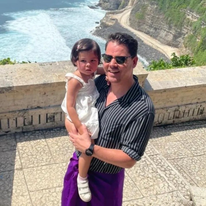 <p>Dalam salah satu potretnya, tampak Si Kecil Nova digendong oleh sang Ayah. Mereka kompak berpose dengan latar pantai yang indah, Bunda. (Foto: Instagram @graciaz14)</p>